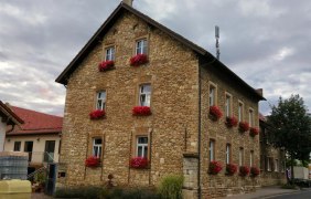 Stra&szlig;enansicht G&auml;stehaus Rolletter