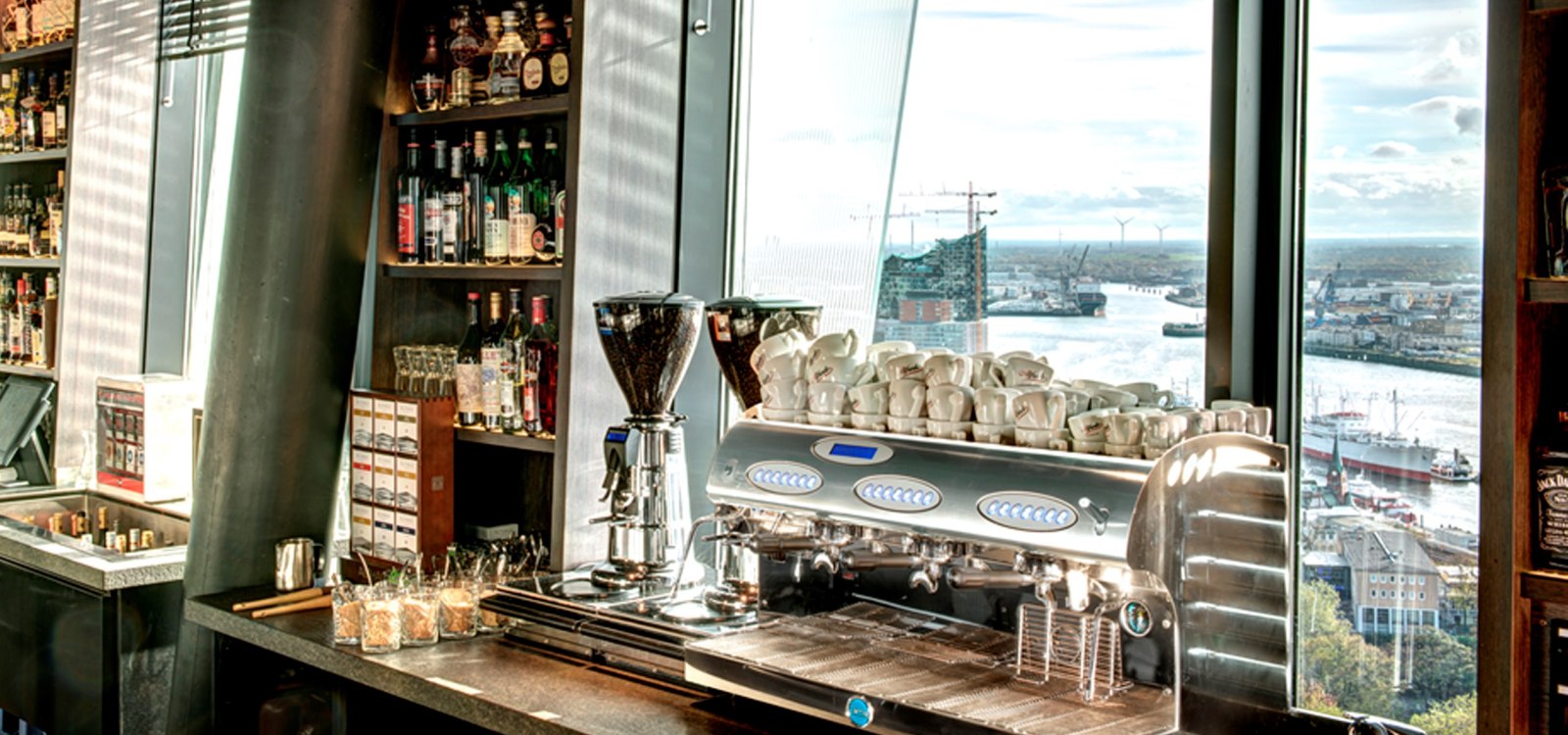 Theke mit Kaffeemaschine