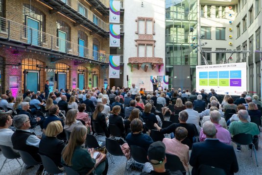 Innenraum der Handwerkskammer Rheinhessen in Mainz mit Publikum