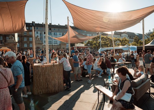 Sonnensegel auf dem Mainzer WeinUfer &copy; Maximilian Klapdar_mainzplus CITYMARKETING