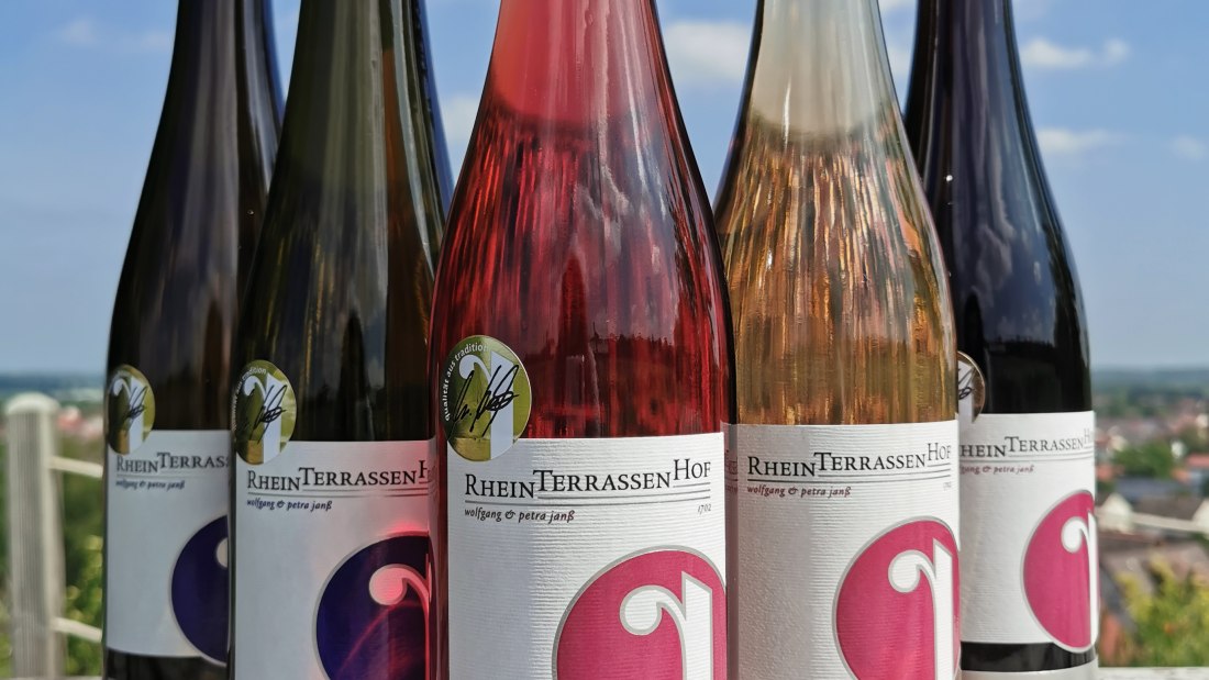 Weingut Rheinterrassenhof_Weinflasche, &copy; Weingut Rheinterrassenhof