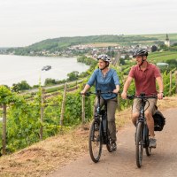Radfahrpaar auf dem Roten Hang &copy; Dominik Ketz