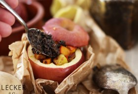 Baked apple with pumpkin and potato filling and black pudding jam © LECKER &amp; Co