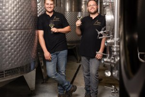 Winzer der rhh. Schweiz_W&ouml;llstein_Glas mit Logo, &copy; Winzer der rhh. Schweiz_W&ouml;llstein