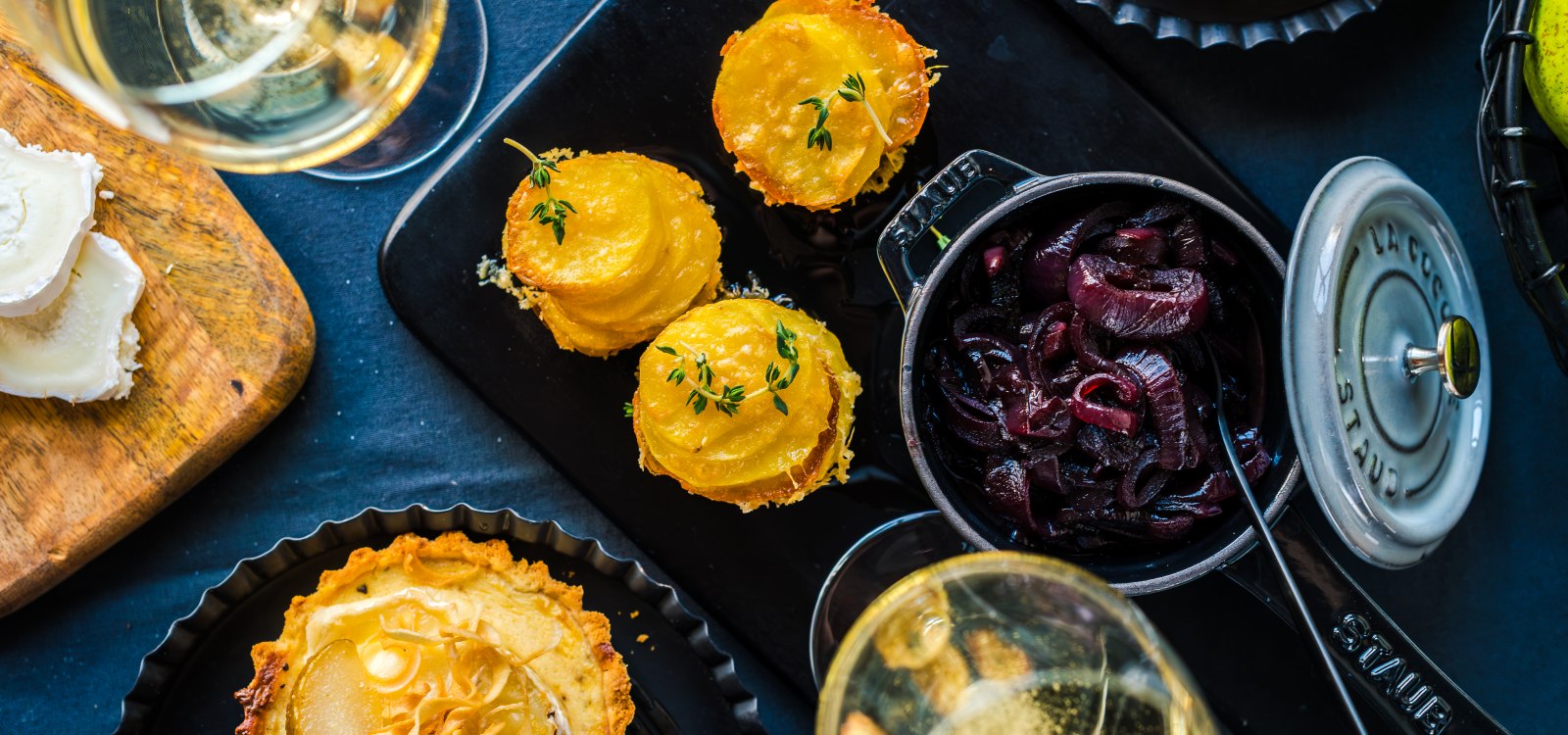 Kartoffel-Crostini und Ziegenk&auml;se-Tartelettes  mit Balsamico-Zwiebeln und Pastinakenchips  