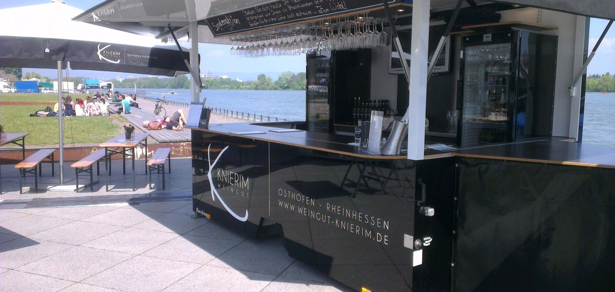 wine stand, &copy; Weingut Reinhart u. David Knierim