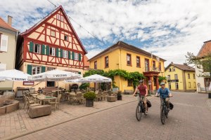 Mit dem Fahrrad am Marktplatz in Nierstein, &copy; Dominik Ketz