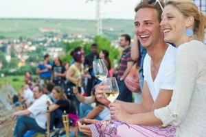 Feiern bei einem Weinfest in Rheinhessen.