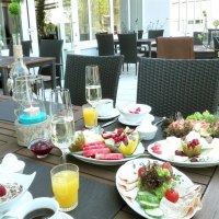 Fr&uuml;hst&uuml;ck auf der Naheterrasse &copy; Caravelle Hotel im Park