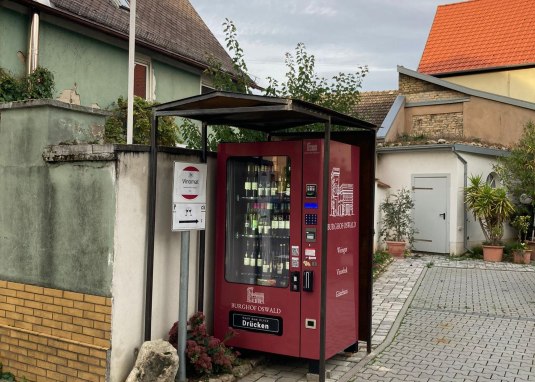 Vinomat am Parkplatz Weingut Oswald &copy; Weingut Oswald