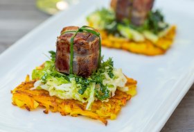 Blutwurst im Speckmantel mit K&uuml;rbis-Dibbelappe und Wirsingkraut &copy; dreams on a plate