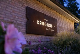 Weingut Krughof_Schild &copy; Weingut Krughof