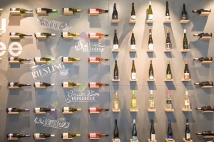 Flaschenwand Cuvee, &copy; Rheinhessenwein e.V./Peter Muth