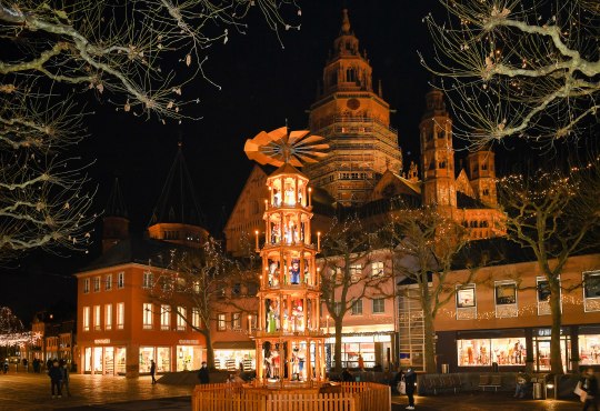 Die Pyramide auf dem Mainzer Weihnachtsmarkt, &copy; Carsten Costard/Landeshauptstadt Mainz