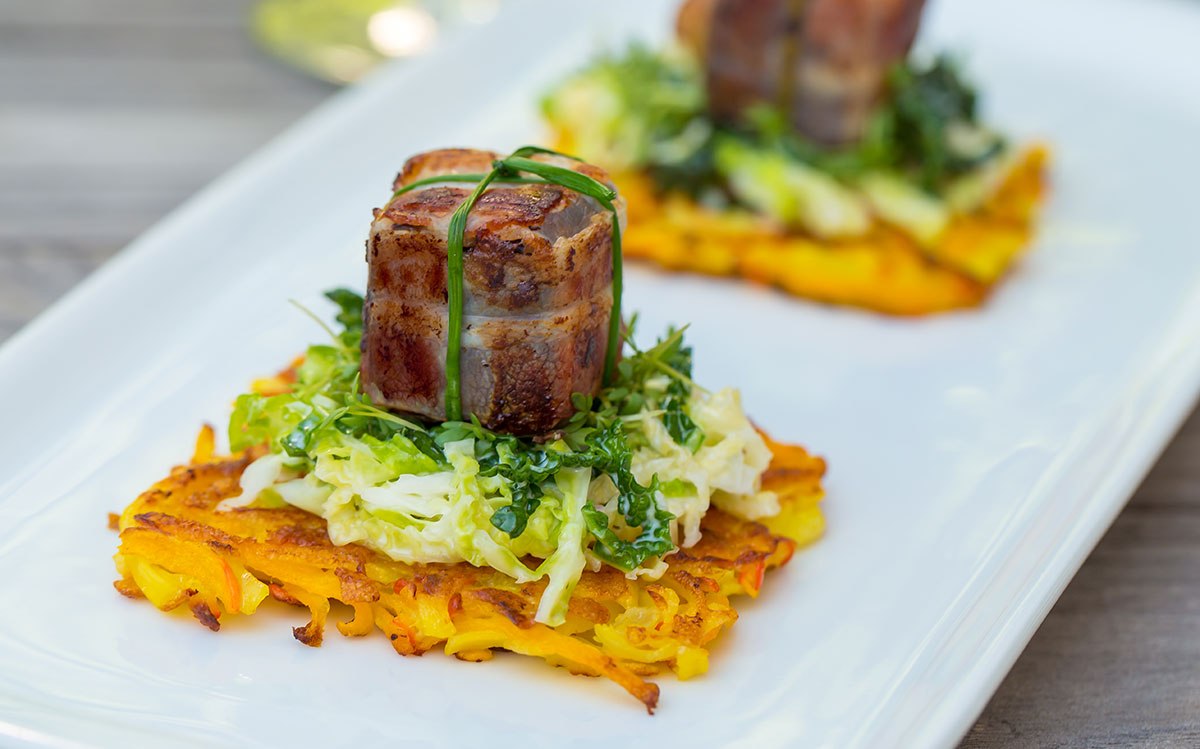 Blutwurst im Speckmantel mit K&uuml;rbis-Dibbelappe und Wirsingkraut, &copy; dreams on a plate