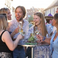Junge Gäste am Stehtisch © Rheinhessenwein e.V.